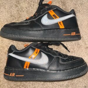 (GS) Nike Air Force 1 Low LV8 KSA (Worldwide Pack Black Total Orange)